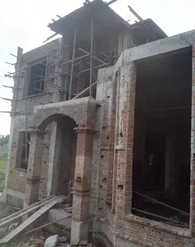 農村自建房巧用羅馬柱，讓房子高端大氣還不貴！